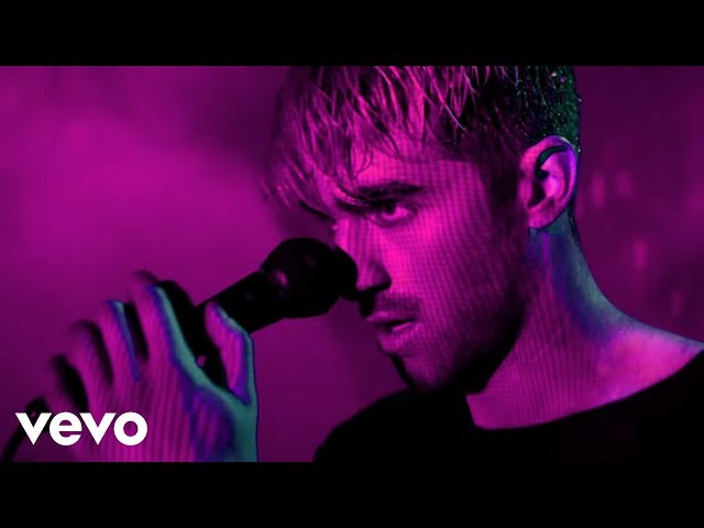 Постер The Chainsmokers - Everybody Hates Me