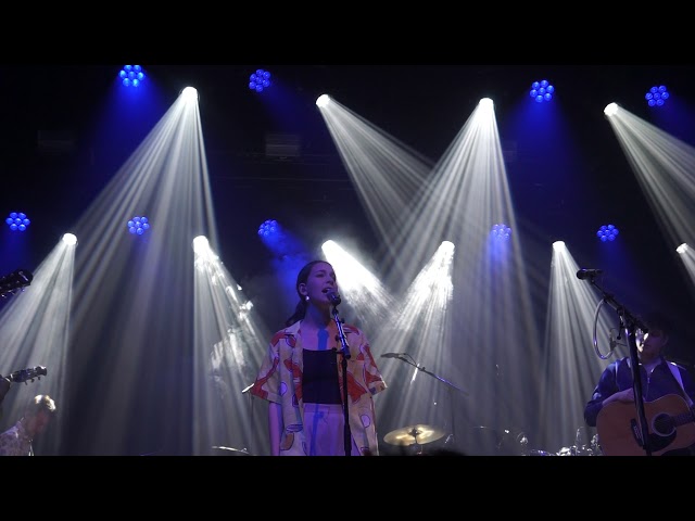 Постер Vampire Weekend - Hold You Now