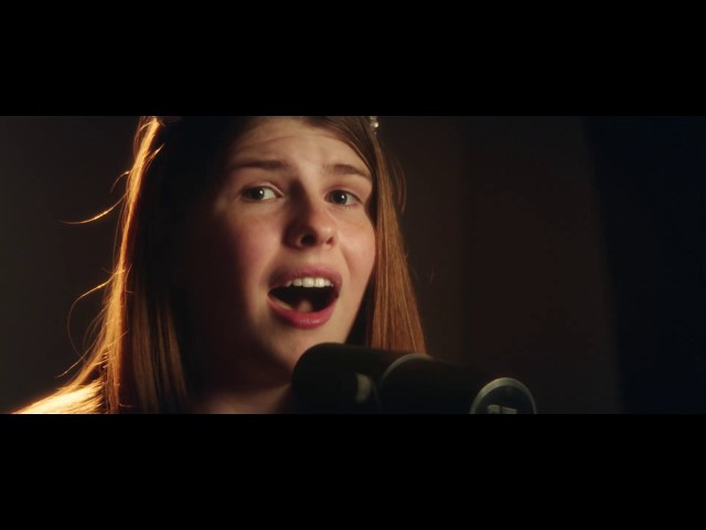 Постер Catie Turner - Prom Queen