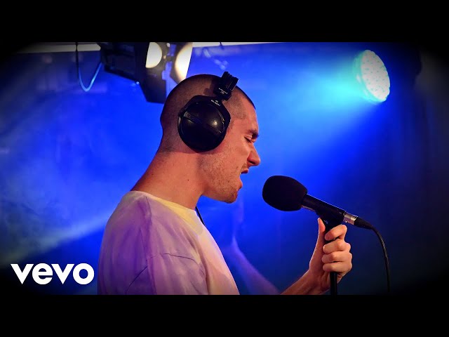 Постер Bastille - Cant Fight This Feeling